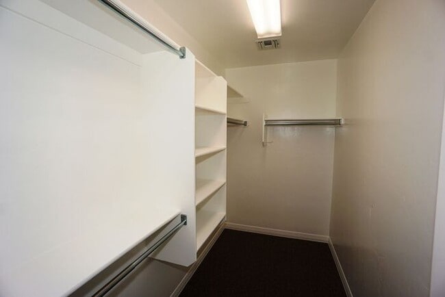 Building Photo - 920 S Vista Overlook Dr