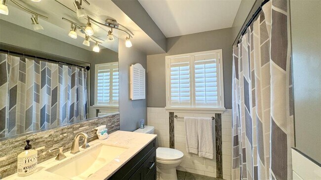 Building Photo - 1531 Hill Dr