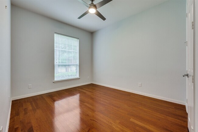 Building Photo - 7444 Primrose Dr