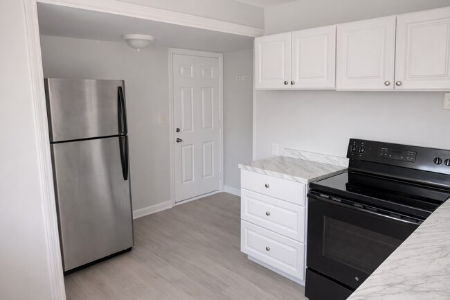 Building Photo - Cute Two Bedroom Home