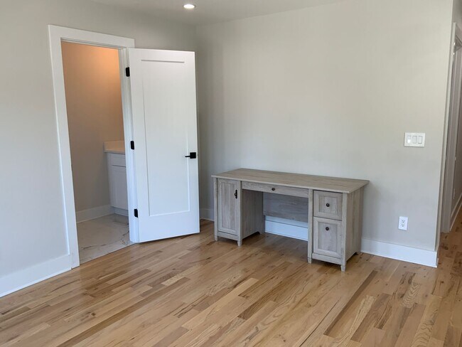 Building Photo - Fabulous Home In West Nashville