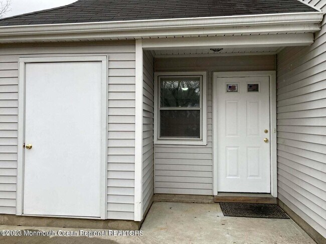 Building Photo - 2 Robinson Ct