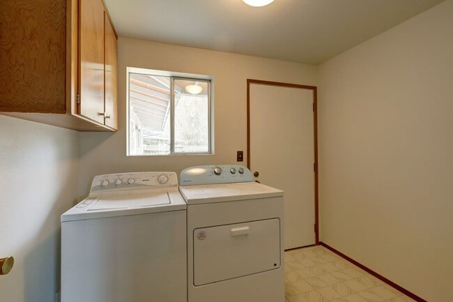 Building Photo - Beautiful, Remodeled Burien Rambler Available Now! 3 Bedrooms Plus Den!