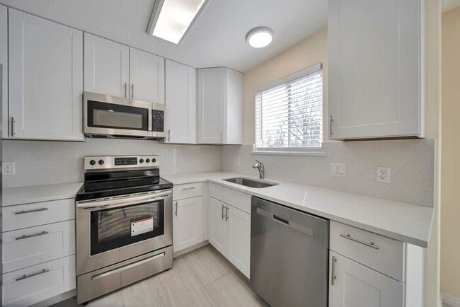 Building Photo - Awesome remodel home in great location w attached 2 car,!