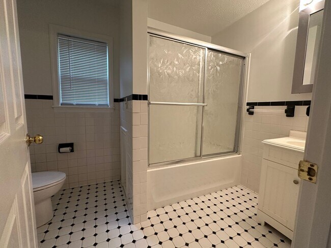 Building Photo - 109 E Pall Mall St