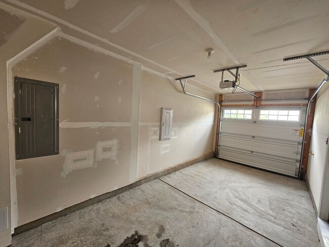 Building Photo - 3 Bedroom, 2.5 Bathroom Townhome, Available NOW