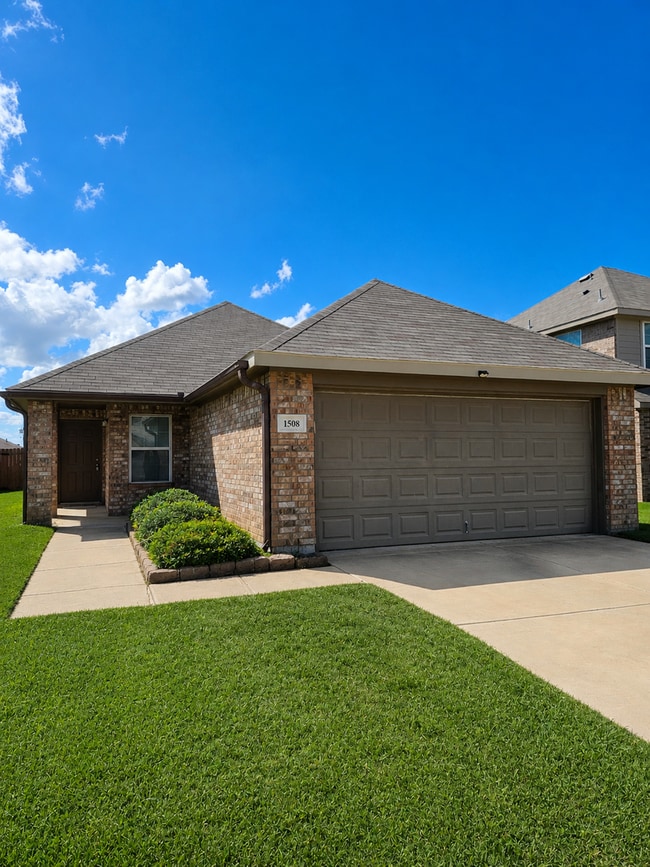 Building Photo - OPEN HOUSE – Ennis, TX | Saturday, July 11 | 12 PM – 2 PM Pleasant 3 Bed / 2 Bath Home AVAILABLE ...