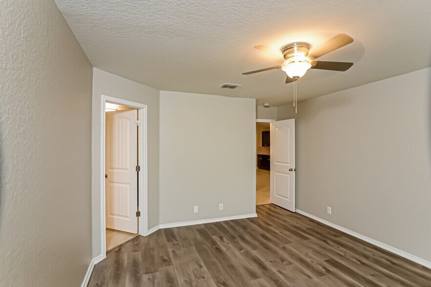 Building Photo - 8806 Double Oak