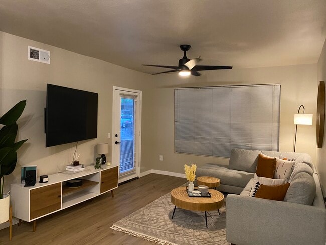 Building Photo - 4925 E Desert Cove Ave