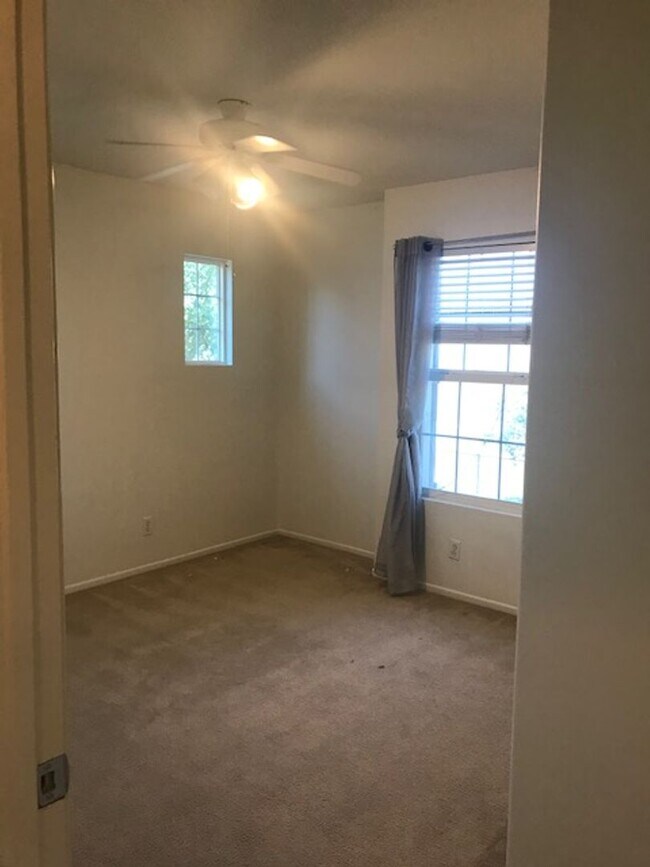 Building Photo - Gated Community!