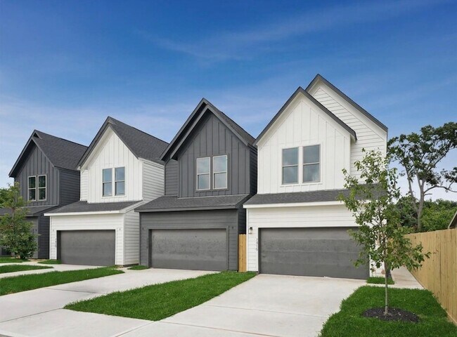 Building Photo - 7416 Maxroy St