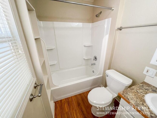 Building Photo - 1376 W 6th Ave