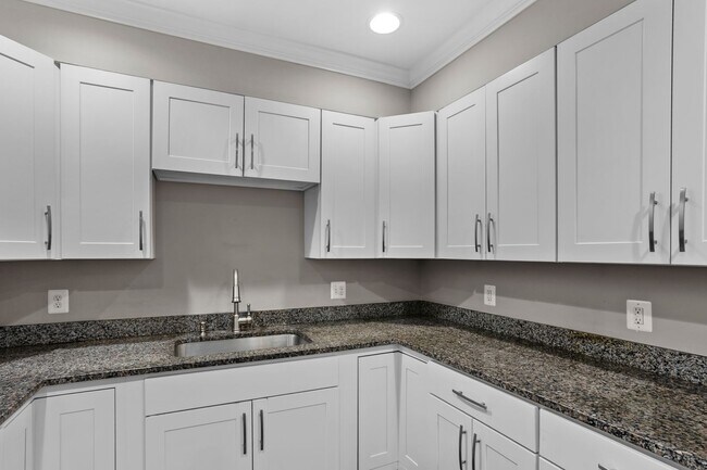 Building Photo - Upper Fells Point Townhouse - 3+ Bedrooms,...