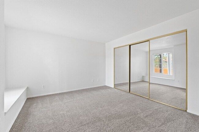 Building Photo - 3 Bedroom Condo at THE LAKES!