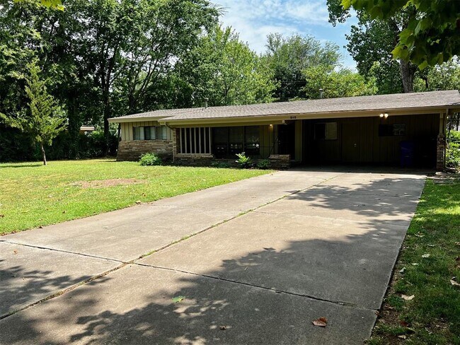 Building Photo - 818 W Timberdell Rd