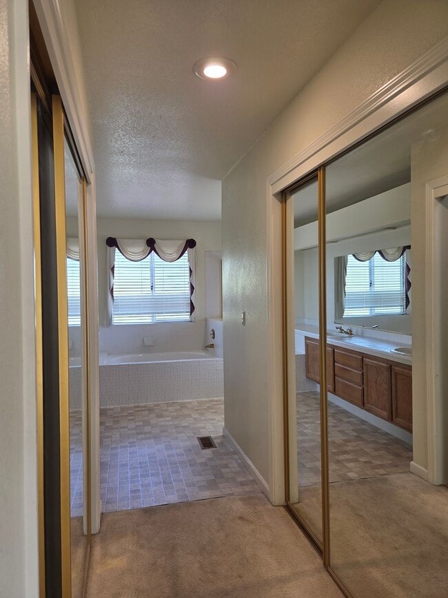 Building Photo - Spacious Laurel Creek Home