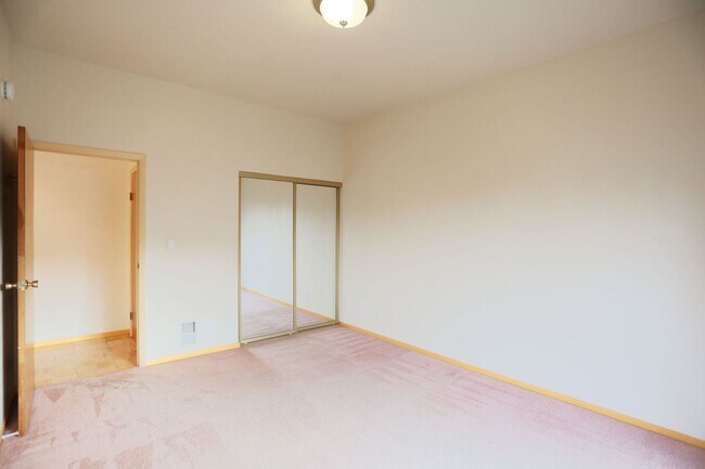 Building Photo - 1271 3rd Ave