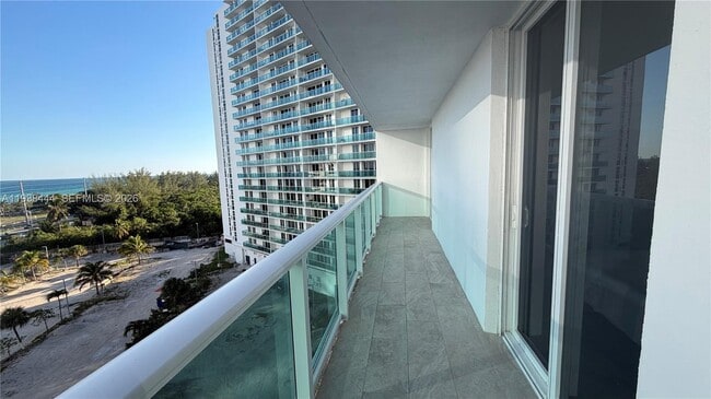 Building Photo - 100 Bayview Dr