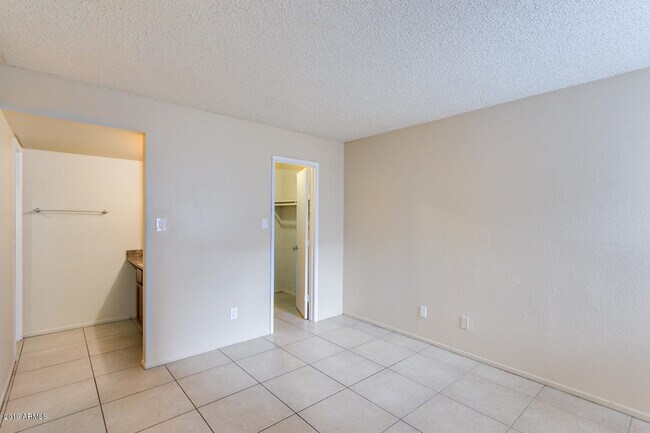 Building Photo - 4410 N Longview Ave