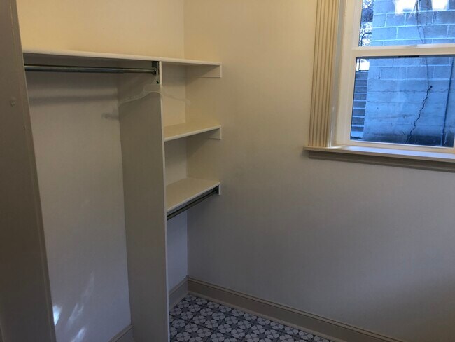 Building Photo - 214 N Canyon Rd