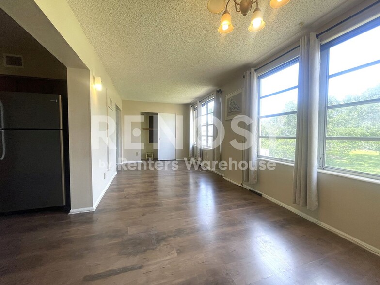 Building Photo - 2402 Ecuadorian Way