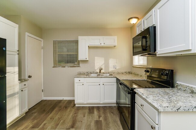 Building Photo - 1646 Oakwood Ave