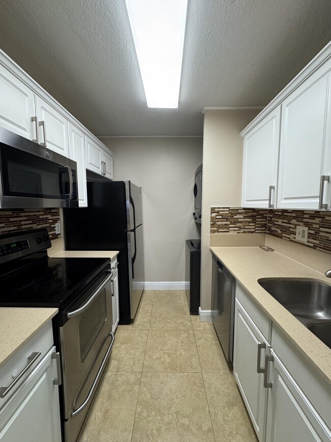 Building Photo - 10008 Twin Lakes Dr