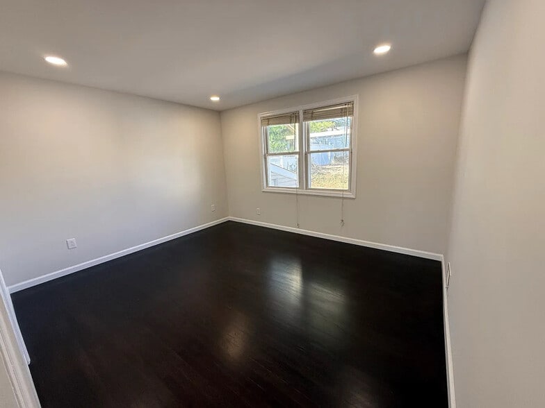 Building Photo - 627 Mola Blvd