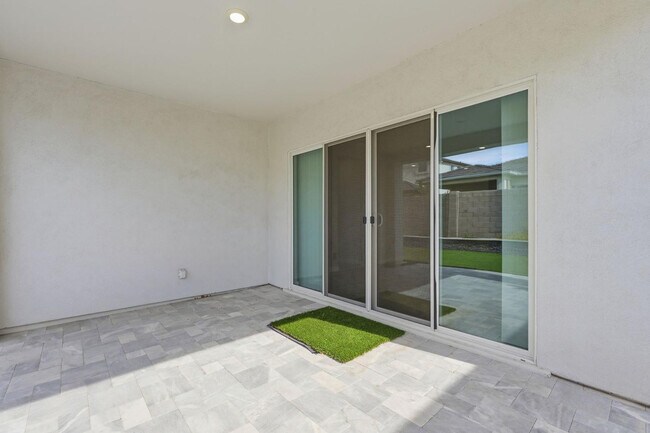 Building Photo - 5028 E Shady Glen Ave