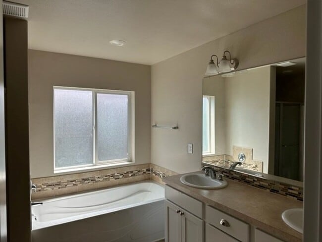 Building Photo - Woodbury Estates