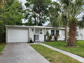 Building Photo - Cute 2 Bedroom 1 Bathroom House