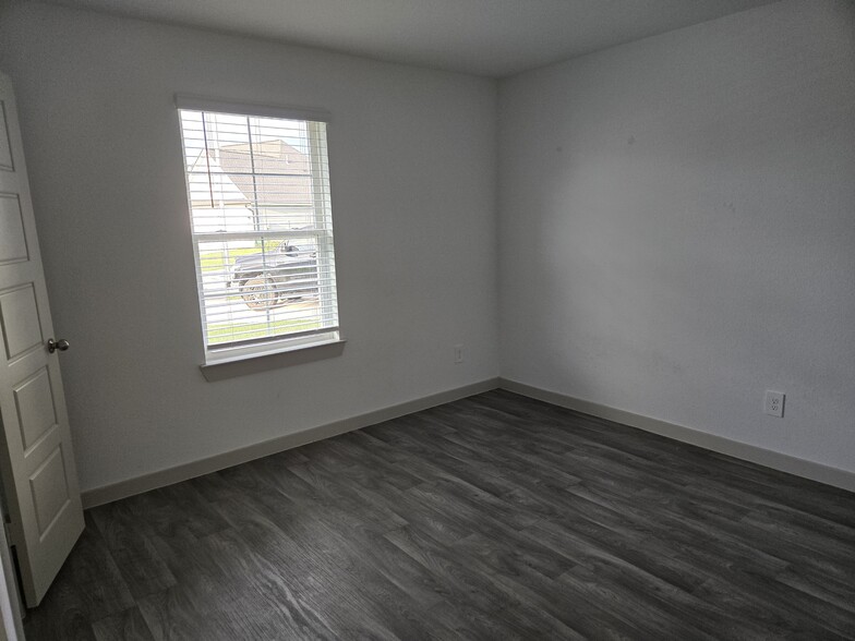 Building Photo - 3555 Crestfield Ln