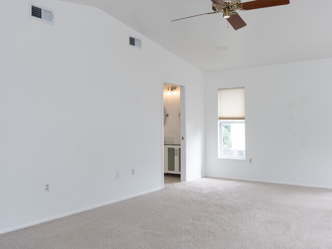Building Photo - Spacious 5-Bed, 4-Bath Sarasota Home with ...