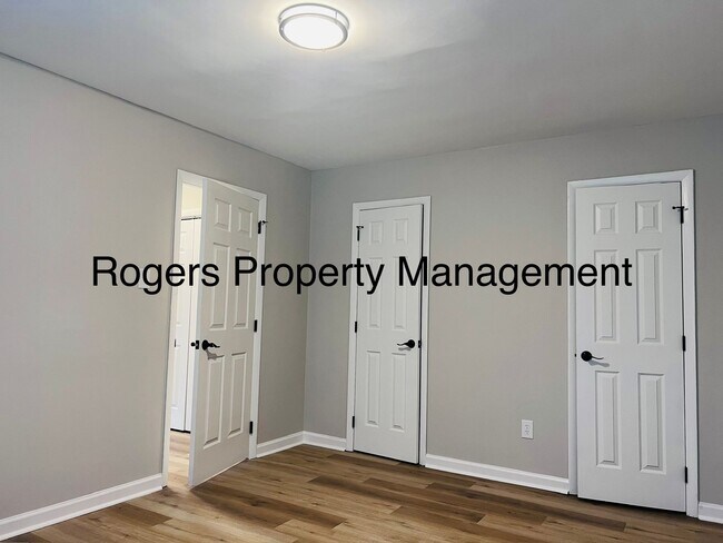 Building Photo - Renovated Apartment - Comfy and Convenient