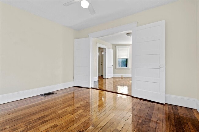 Building Photo - 52 Roslyn St