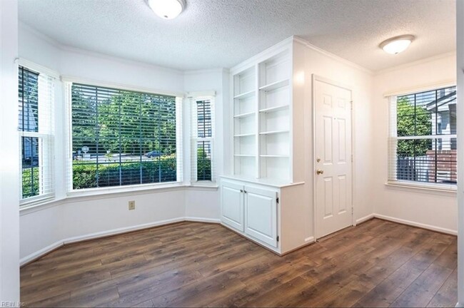 Building Photo - Spacious Room Rental in Williamsburg