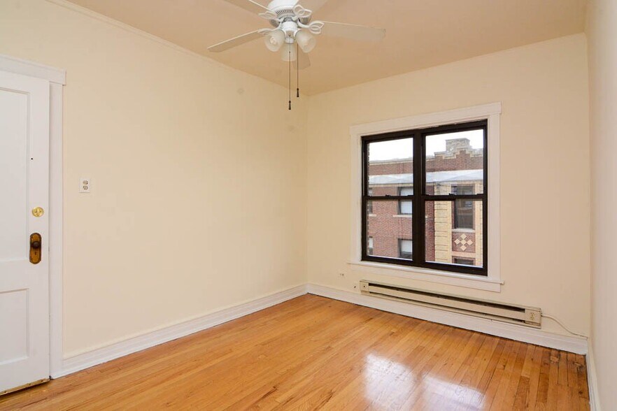 Building Photo - 822 W Waveland Ave
