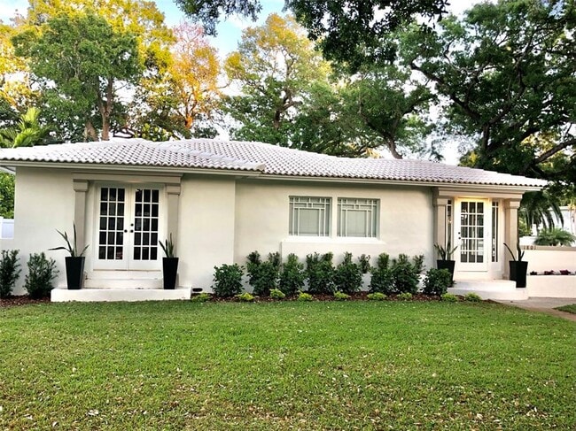 Building Photo - 1801 Beach Dr NE