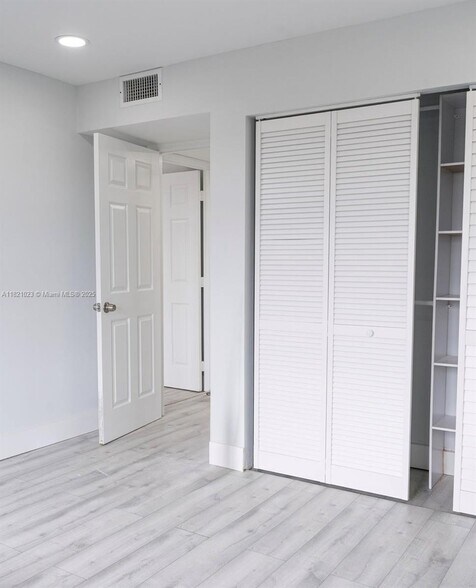 Building Photo - 4174 Inverrary Dr