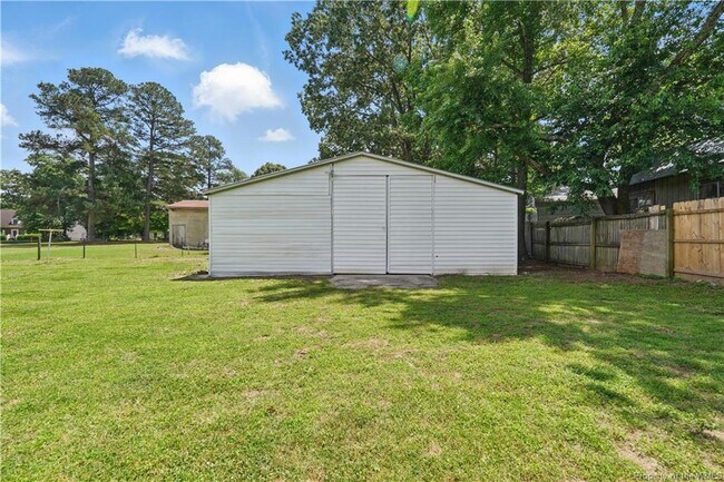 Building Photo - 3127 N Riverside Dr