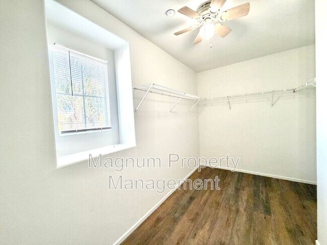 Building Photo - 8182 Bon View Dr