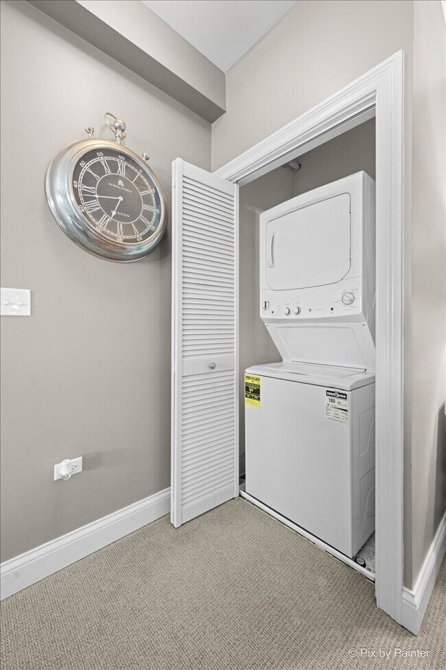 Building Photo - 364 S Main St