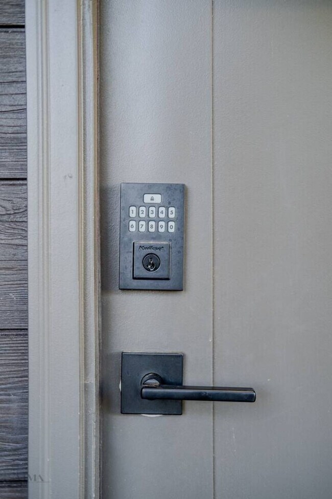 Building Photo - 736 W Rider Dr