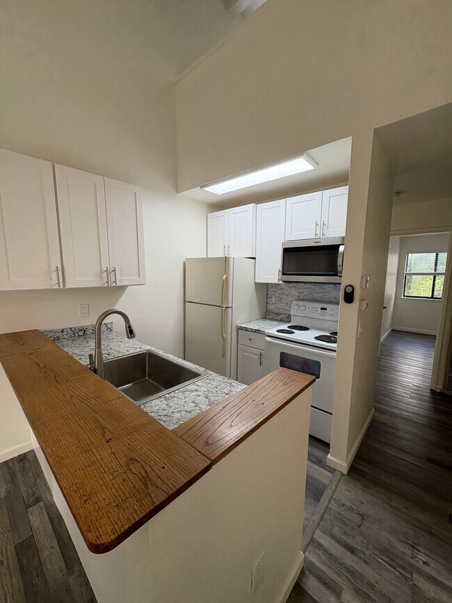 Building Photo - 228 Courtyards E