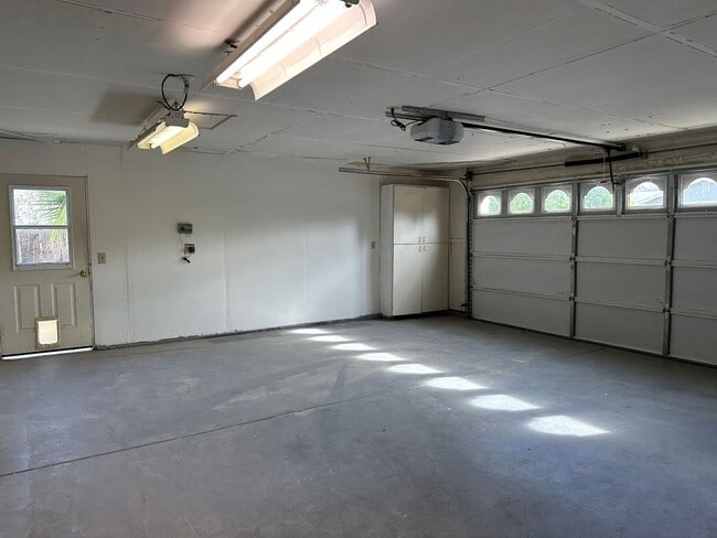 Building Photo - Mature dog considered. Nice home, convenient location off Placer & Wisconsin, Rdg.