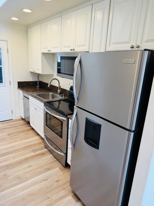 Building Photo - Turnkey Huntington Bay End Unit Near the Beach