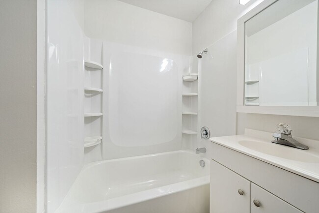 Building Photo - Fully Remodeled 2?Bedroom Apartment in Buckman Neighborhood