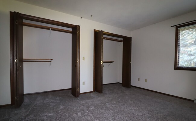 Building Photo - Spacious 3 Bedroom Duplex