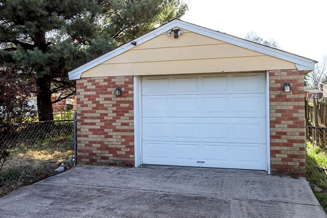Building Photo - 3 bedroom, 2 bath Ranch with a partially finished basement