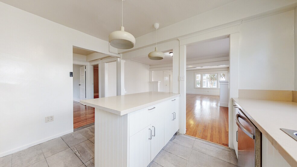 Building Photo - 1436 S Norton Ave